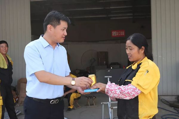 乾港集團高層慰問一線員工 乾港集團高層慰問一線員工