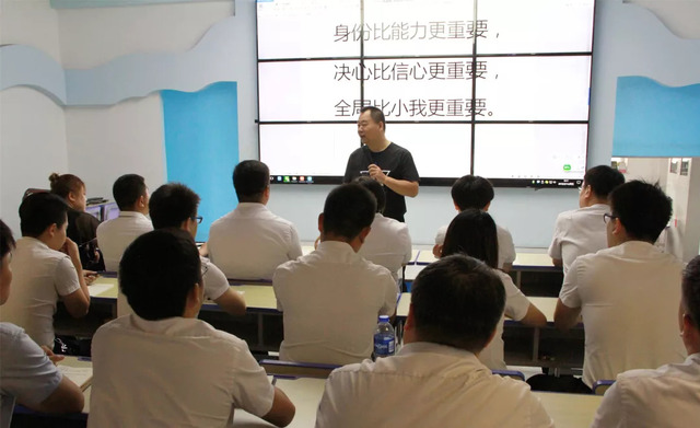 關(guān)老師為乾港動(dòng)力精英培訓(xùn) 關(guān)老師為乾港動(dòng)力精英培訓(xùn)