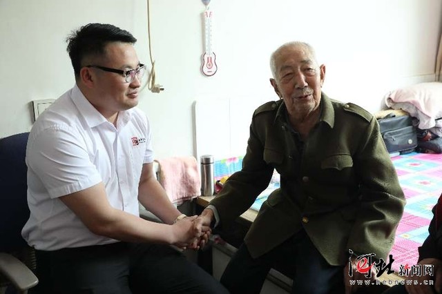 安俊峰慰問(wèn)老兵